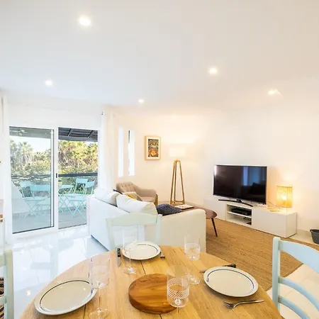 - Sleep 5 - Pool - Free Wi-fi - Air Con