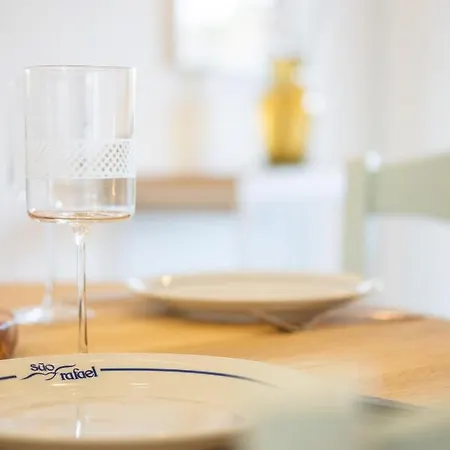 - Sleep 5 - Pool - Free Wi-fi - Air Con