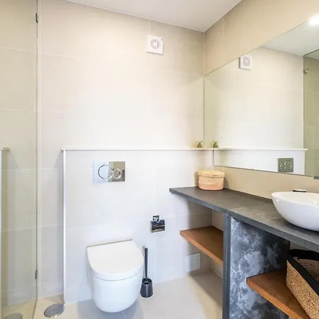 - Sleep 5 - Pool - Free Wi-fi - Air Con *