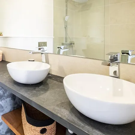 - Sleep 5 - Pool - Free Wi-fi - Air Con Apartment *