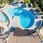 Lejlighed - Sleep 5 - Pool - Free Wi-fi - Air Con *