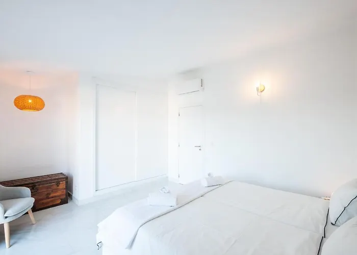 - Sleep 5 - Pool - Free Wi-fi - Air Con